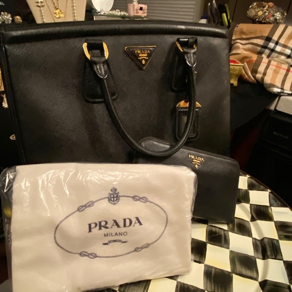 🌹AUTHENTIC PRADA SATCHEL & WALLET in EXCELLENT CONDITION - Picture 7 of 7